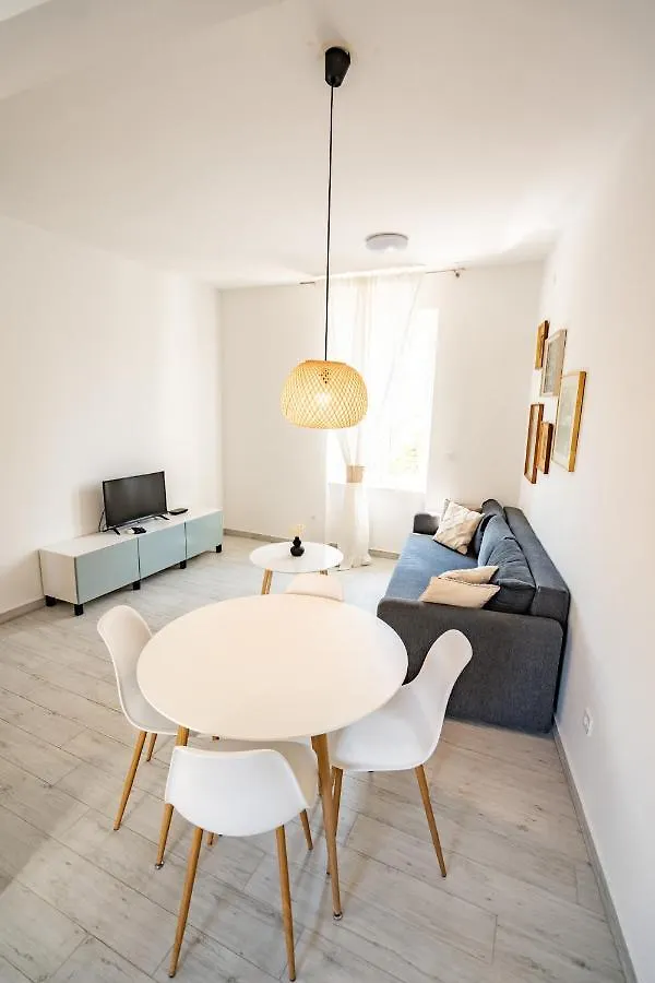 Valeria Louis Perfect Getaway - Great Location Split City Center Apartment